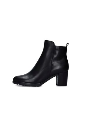 Stivale alla caviglia in pelle nera con tacco a piattaforma, texture liscia, punta arrotondata e linguetta sul retro per una facile calzata.