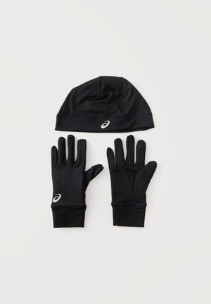 Gants de sport noirs et bonnet assorti avec logo blanc, posés à plat sur une surface blanche.