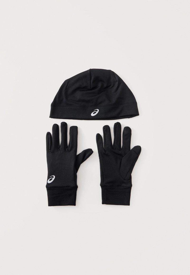 Gants de sport noirs et bonnet assorti avec logo blanc, posés à plat sur une surface blanche.