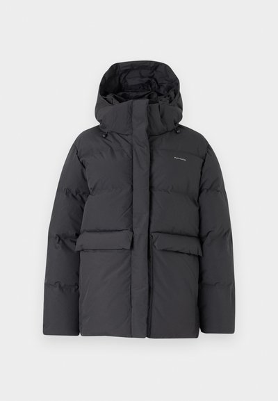 Μαύρο μπουφάν τύπου puffer με ψηλό κολάρο και κουκούλα, με μεγάλα μπροστινά τσέπες και κλείσιμο με φερμουάρ. Είναι κατασκευασμένο από κυματιστό, επενδεδυμένο υλικό.