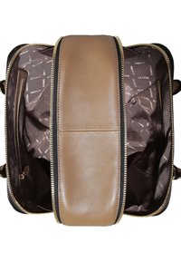 Brun läderväska med dragkedjestängning, som har en fodrad insida med DKNY-logotypmönster. Inkluderar fickor för organisering och en strukturerad form.