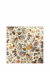 Stof met bloemmotief, gekenmerkt door levendige oranje, blauwe en groene ontwerpen op een crèmekleurige achtergrond, met gedetailleerde bladeren en bloemen.