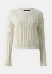 Pull en maille blanche avec des côtes verticales, des motifs texturés et des découpes stratégiquement placées. Encolure ronde et manches longues ajustées.