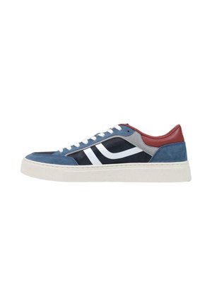 Sneaker basse con pannelli blu, neri, grigi e bordeaux, lacci bianchi, una striscia curva bianca sul lato e una suola spessa in gomma bianca.