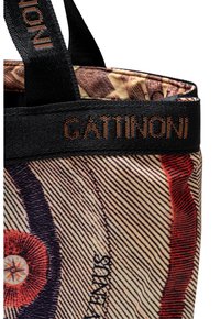 Borsa a tracolla con un tessuto stampato nei toni beige, rosso e nero. Include manici in tessuto nero con la scritta "GATTINONI" in caratteri arancioni.