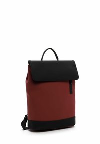 Sac à dos rouge et noir en matériau texturé, doté d'une fermeture à rabat, d'une poignée supérieure et d'une sangle latérale ajustable.