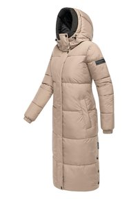 Beige pufferjas met een capuchon, voorzien van een rits aan de voorkant, elastische manchetten, zijzakken en een logo op de mouw. Lange en gewatteerde uitvoering.