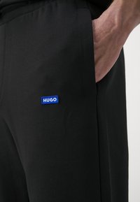 HUGO NANETTI - Pantalones deportivos - black