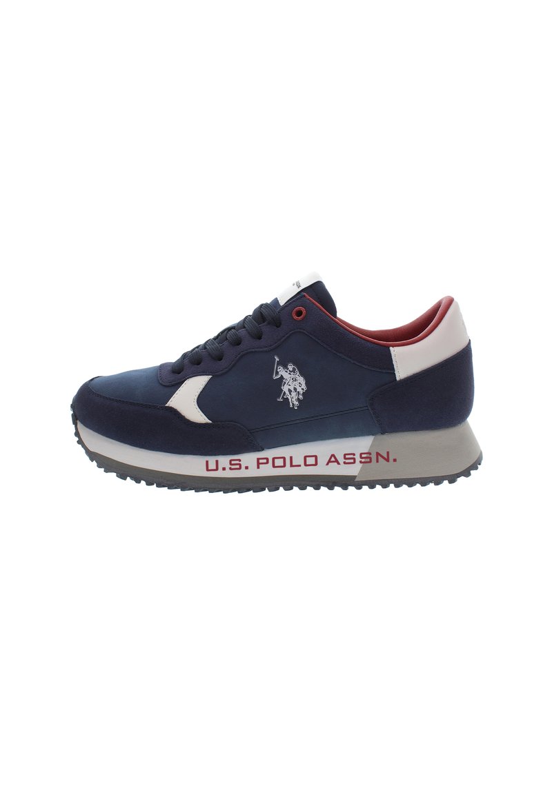 Sneaker blu navy con upper in suede e rete, dettagli bianchi, interno rosso e suola in gomma. Presenta il logo ricamato e il nome del marchio sul lato.