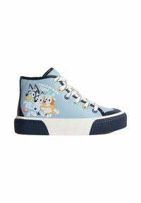 Vysoké tenisky z světle modrého syntetického materiálu s gumovou podrážkou. Na boku mají postavy z kreslených filmů a vícebarevné kovové kroužky.