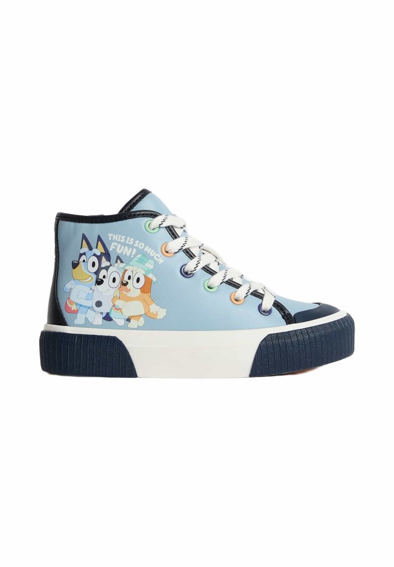 Vysoké tenisky z světle modrého syntetického materiálu s gumovou podrážkou. Na boku mají postavy z kreslených filmů a vícebarevné kovové kroužky.