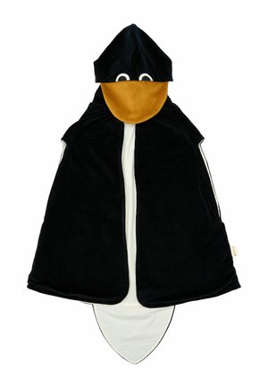 Costume de pingouin noir et blanc avec une capuche dotée d'yeux et d'un bec orange sur fond blanc.