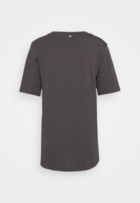 Camiseta gris de manga corta con dobladillo curvo, cuello redondo y un pequeño detalle de botón en la parte posterior. Tejido de algodón suave.