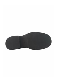 Semelle de chaussure en caoutchouc noir avec une forme plate, surface texturée et marquages pour la marque et la taille. Bords lisses et design épuré.