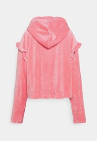 Sudadera de felpa rosa con capucha redondeada, acentos de hombros con volantes y mangas largas. La tela tiene una superficie suave y texturizada.