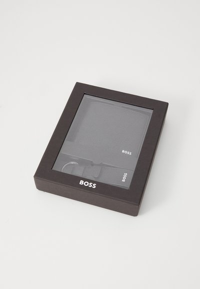 Coffret cadeau noir avec un devant transparent affichant un portefeuille et un porte-clés. Le logo "BOSS" est imprimé en blanc sur l'emballage.