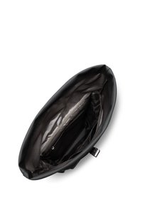 Borsa a tracolla nera con un esterno testurizzato, che mostra un ampio interno grigio con tasche e una chiusura con zip sicura su un lato.