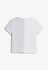 Grå och vit kortärmad t-shirt i bomull, med en delad färgdesign och en subtil textur.