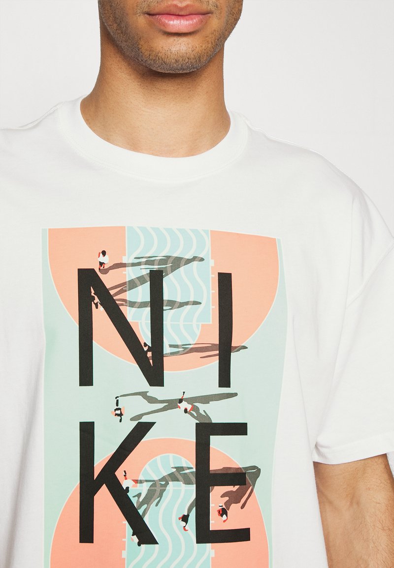 Herren Sportbekleidung | Nike Performance TEE T-Shirt print white/weiß - FB46682 Herren Sportbekleidung | Nike Performance TEE T-Shirt print white/weiß - FB46682