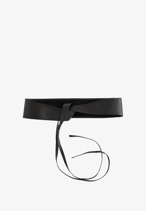 Cintura in pelle nera con un design piatto e ampio. Presenta estremità sovrapposte legate con sottili e allungate cinghie per la chiusura. Texture liscia.