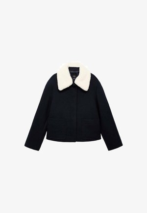 Schwarze Wolljacke mit großem weißen Kunstfellkragen und zwei aufgesetzten Taschen vorne, langen Ärmeln und vorderem Knopfverschluss.