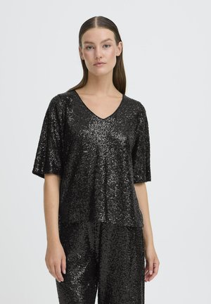 T-shirt nera con paillettes, maniche corte, scollatura a V e vestibilità morbida. Presenta una superficie testurizzata e lucida che riflette la luce.