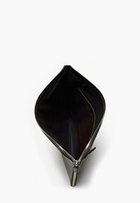 Sort læder clutch-tasken har en elegant, trekantet form, lynlåsåbning og et glat, tekstureret interiør med en sidelomme.