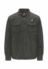 Camicia a bottoni verde scuro con colletto a punta, due tasche sul petto e un logo sul lato sinistro; realizzata in tessuto leggero.