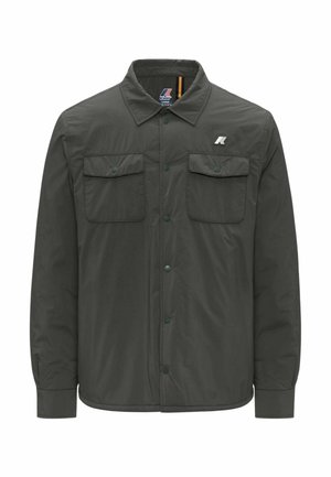 Camicia a bottoni verde scuro con colletto a punta, due tasche sul petto e un logo sul lato sinistro; realizzata in tessuto leggero.