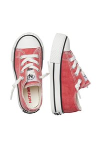 Baskets en toile rouges avec un embout en caoutchouc blanc, semelle texturée et lacets blancs. Présente une étiquette noir et blanc sur le côté.