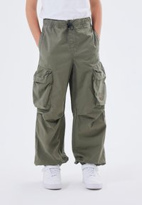 Name it - NKMBEN PARACHUTE - Cargohose - dusty olive Thumbnail-Bild 1