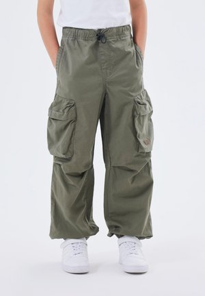 Cargo-Hosen in Olivgrün, mit elastischem Bund, Kordelzug und mehreren großen Taschen. Hergestellt aus leichtem, strapazierfähigem Stoff.
