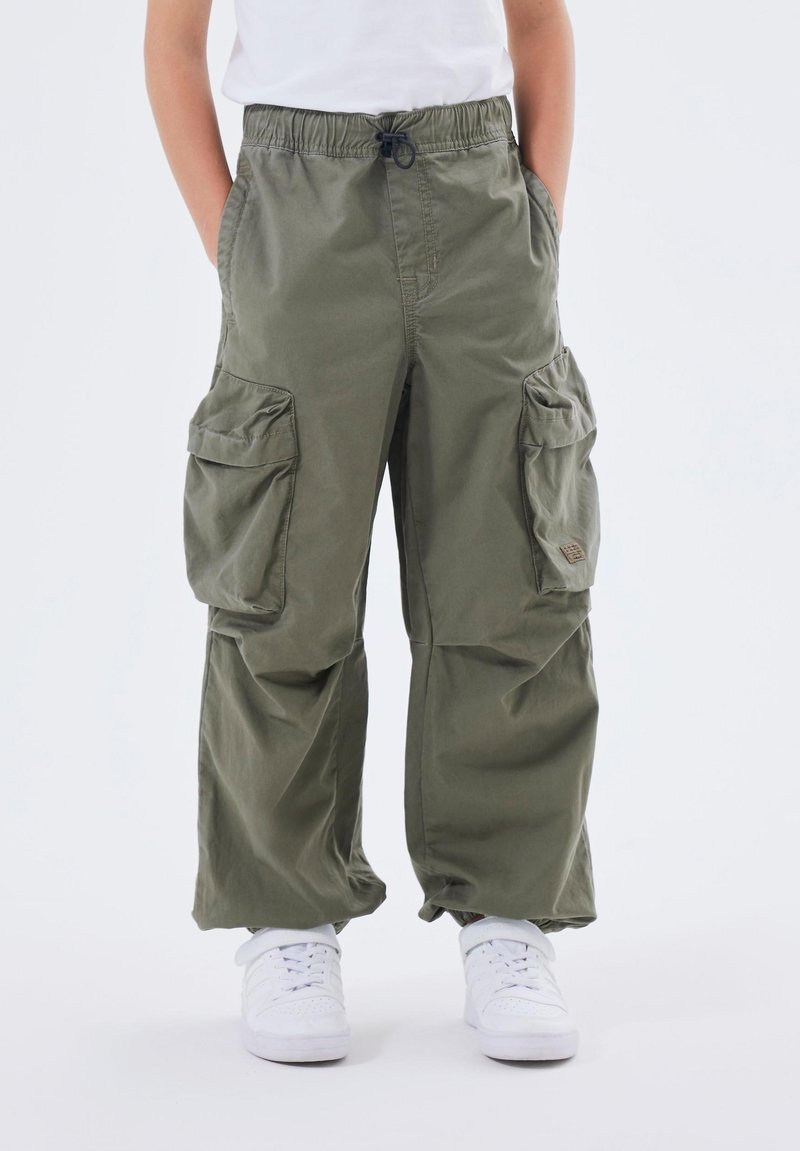 Name it - NKMBEN PARACHUTE - Cargohose - dusty olive, Vergrößern