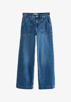 Blå denimjeans med vide ben og høj talje, store forlommer med lap, knaplukning og bæltestropper.