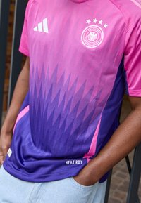 Short-sleeve jersey in gradient pink to purple, featuring a geometric pattern, 'HEAT.RDY' label, and sports logo with four stars.