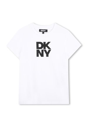 T-shirt blanc à manches courtes avec un logo DKNY noir centré sur le devant et une petite étiquette noire DKNY au niveau de l'encolure.