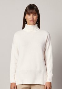 Weißer Rollkragenpullover mit geripptem Saum und Bündchen, aus weichem Material gefertigt, mit lässiger Passform und langen Ärmeln.