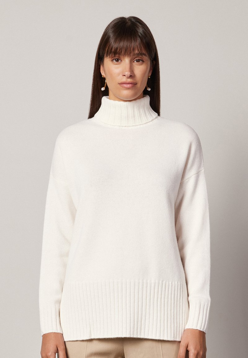 Weißer Rollkragenpullover mit geripptem Saum und Bündchen, aus weichem Material gefertigt, mit lässiger Passform und langen Ärmeln.