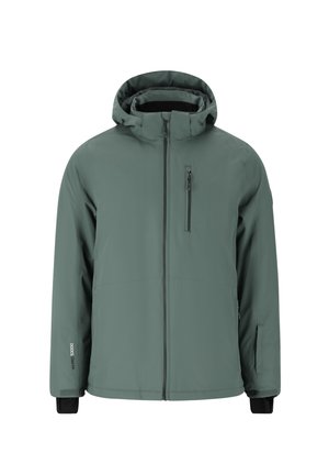 Veste imperméable verte avec fermeture éclair, capuche et poche poitrine zippée. Présente une texture lisse et des accents noirs aux poignets et aux poches.