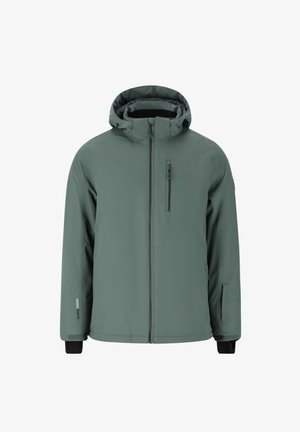 Grüne wasserdichte Jacke mit Reißverschluss, Kapuze und mit Reißverschluss ausgestattetem Brusttasche. Sie hat eine glatte Textur und schwarze Akzente an den Bündchen und Taschen.