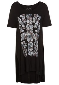Černé tričko s krátkým rukávem, které má květinový vzor s růžemi a lilie v šedé a bílé barvě, s volným střihem a zakřiveným lemem.