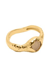 Złoty pierścionek o teksturowanym, organicznym wzorze. Zawiera fasetowany, jasnobrązowy kamień osadzony w nieregularnej oprawie. Gładka, zakrzywiona obrączka.