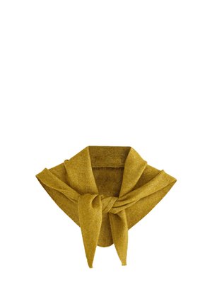 Senfgelber gestrickter Schal, locker zu einem Knoten gebunden mit breiten Enden vor weißem Hintergrund.
