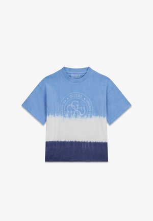 T-shirt manches courtes à col rond avec rayures tie-dye bleu, blanc et marine, et un logo circulaire Guess discret sur la poitrine.
