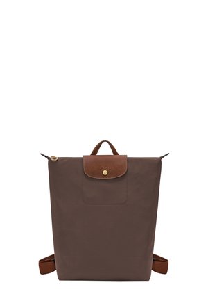 Brauner rechteckiger Rucksack mit Top-Griff, Ledertasche mit goldfarbenem Knopf, Reißverschluss und verstellbaren Riemen.
