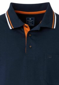 Granatowa koszulka polo z pomarańczowym i białym paskowanym kołnierzykiem, trzema guzikami, kieszonką na lewej piersi oraz miękką bawełnianą fakturą. Widoczna metka marki.