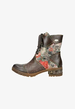 Bottine en cuir marron avec panneau en tissu floral, détails texturés et coutures contrastées. Semelle en caoutchouc et accents décoratifs sur le talon.