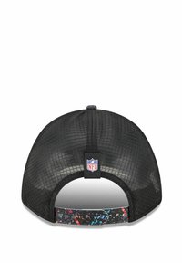 Schwarze Netz-Baseballmütze mit einem bunten Spritzmuster-Gurt und NFL-Logopatch auf der Rückseite. Hat ein rundes, strukturiertes Design.
