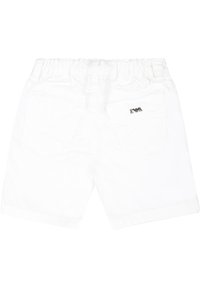 Pantaloni corti bianchi in cotone con cintura elastica, due tasche posteriori e un dettaglio decorativo del logo sulla tasca destra. Texture liscia.