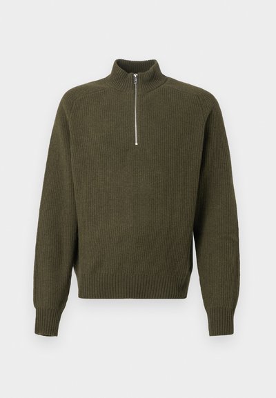 Dunkelolivgrüner, gerippter Pullover mit hohem Kragen und einem Viertellangen Reißverschluss. Verfügt über lange Ärmel und ein strukturiertes Strickmuster.